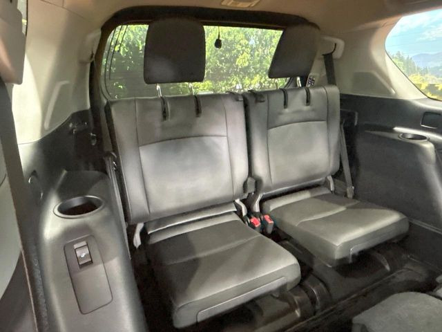 床下収納式のサードシートです。座席部分をコンパクトに収納でき、広大な荷室スペースとしてお使いいただけます!乗車人数や荷物の量など利用シーンに合わせて3列目を有効活用でき、とっても便利♪