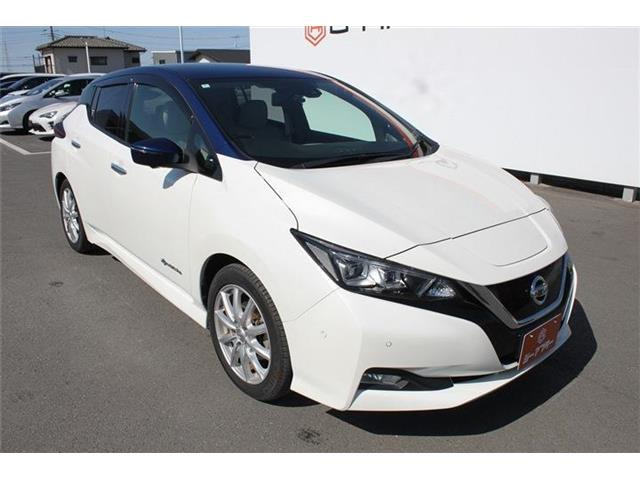 大好評のボディコーティング「ハイモースコート」もご納車までに施工可能。雨染みや線傷など中古車だからと諦めていませんか?ピカピカの状態でお乗り出しいただけます。