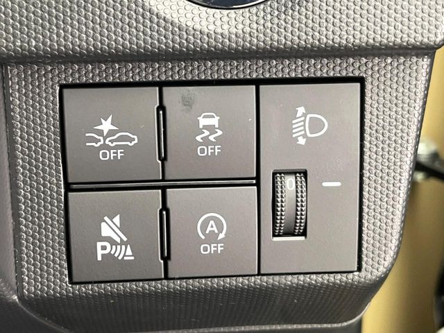 【アイドリングストップ】赤信号や渋滞で停車した際にエンジンを停止し、無駄な燃料の消費を抑えます。燃費向上や環境保護につなげる機能♪エンジンはブレーキを離せば再始動します。