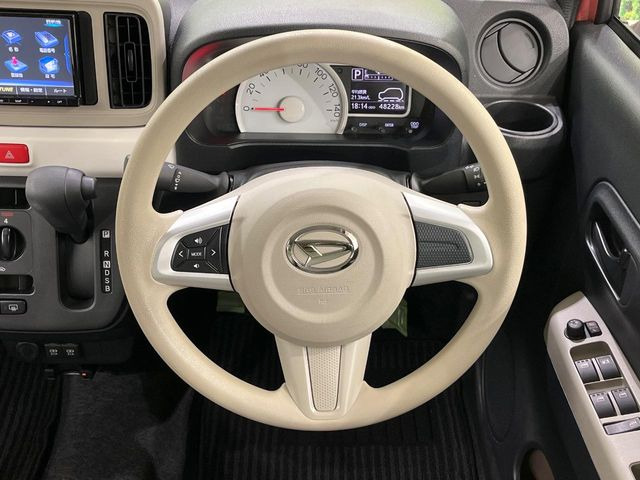 �C���e���A�ɍ��킹���f�U�C���̃X�e�A�����O�́A�^�]�������̂��Ƃ��l���A�^�]���₷���`��A�傫���ł��B�����x�A���ۂɐG���Ă��m���߂��������B