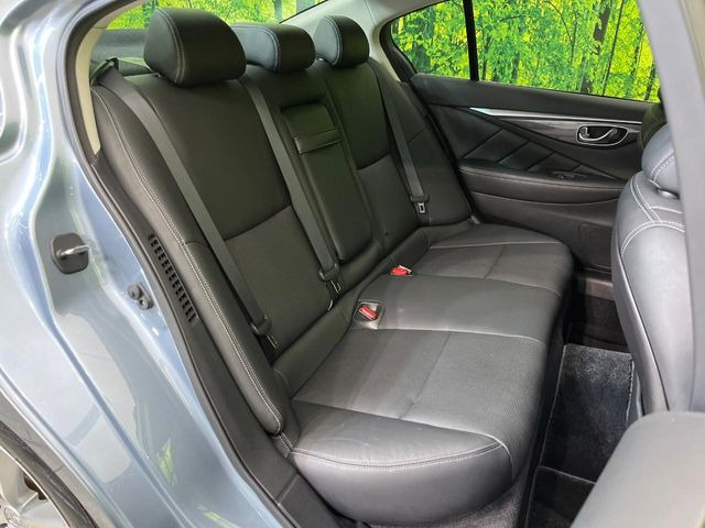 後部座席も気になるようなキズ・汚れやへたり等、大きなダメージはなく、良好な状態です。