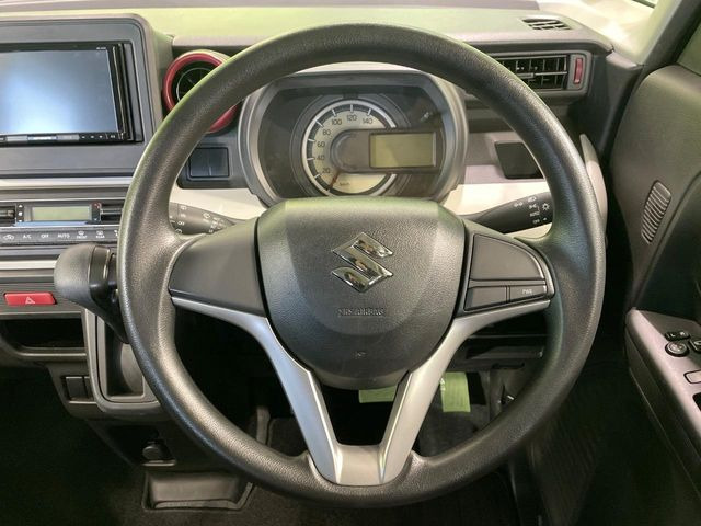 �C���e���A�ɍ��킹���f�U�C���̃X�e�A�����O�́A�^�]�������̂��Ƃ��l���A�^�]���₷���`��A�傫���ł��B�����x�A���ۂɐG���Ă��m���߂��������B