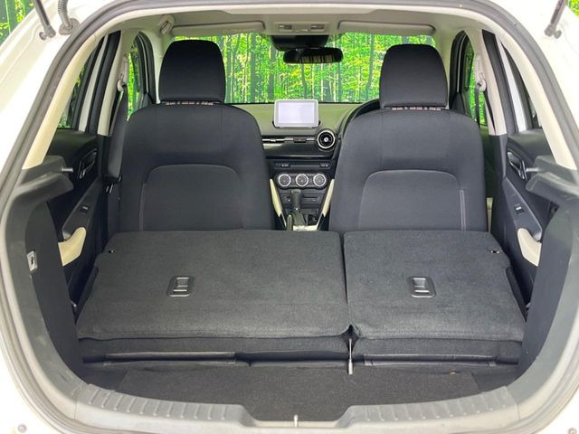 ���i�̂���������ʋ΁A���}���ɏ\���ȉ׎��X�y�[�X���m�ۂ��Ă���܂��B�Z�J���h�V�[�g��|���ƁA�傫�ȉו��̐ύڂ��\�ł���