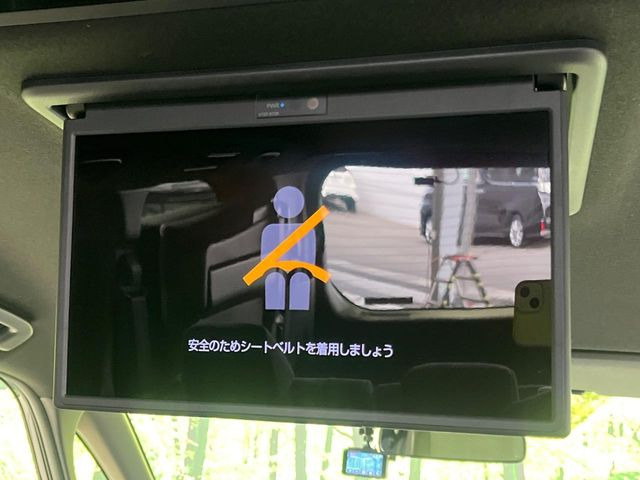【フリップダウンモニター】大画面モニターで後席でもエンタメをお楽しみいただけます。小さなお子様にも大人気の装備です♪