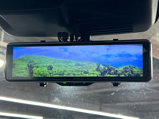 【デジタルルームミラー】後席の大きな荷物や同乗者で後方が確認しづらい時でも安心!カメラが撮影した車両後方の映像をルームミラー内に表示。クリアな視界で状況の確認が可能です!