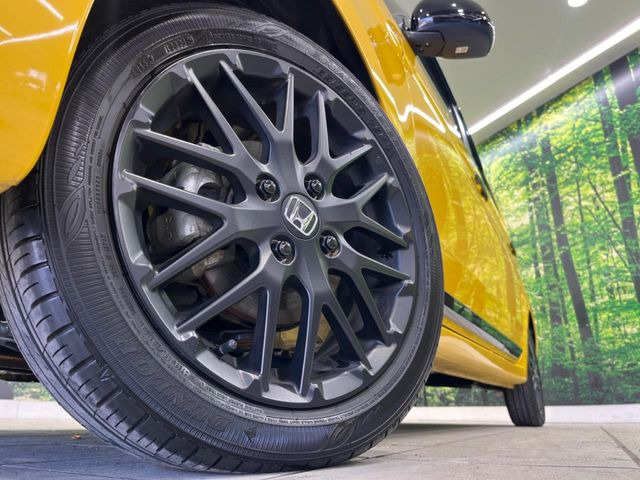 【純正15インチアルミホイール】外観にマッチした純正アルミホイールを装着しております。各種社外アルミホイールや、スタッドレスタイヤも取扱いしております。是非ご相談ください♪