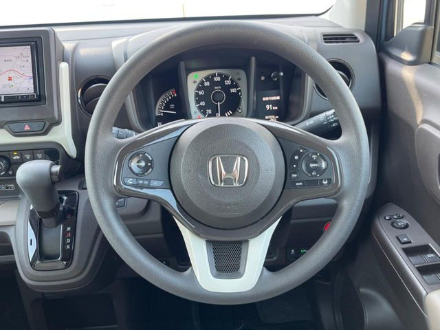 �C���e���A�ɍ��킹���f�U�C���̃X�e�A�����O�́A�^�]�������̂��Ƃ��l���A�^�]���₷���`��A�傫���ł��B�����x�A���ۂɐG���Ă��m���߂��������B