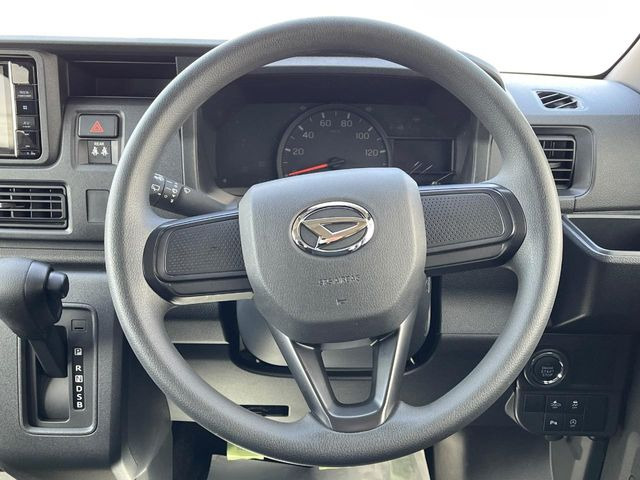 �C���e���A�ɍ��킹���f�U�C���̃X�e�A�����O�́A�^�]�������̂��Ƃ��l���A�^�]���₷���`��A�傫���ł��B�����x�A���ۂɐG���Ă��m���߂��������B