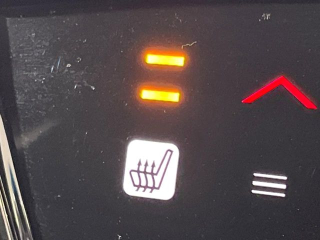 【シートヒーター】寒い日に重宝するシートヒーター!エアコンより早く温まってくれるので寒がりの人も安心ですね♪エアコンの温風は乾燥するから苦手、という方にもをおすすめです。