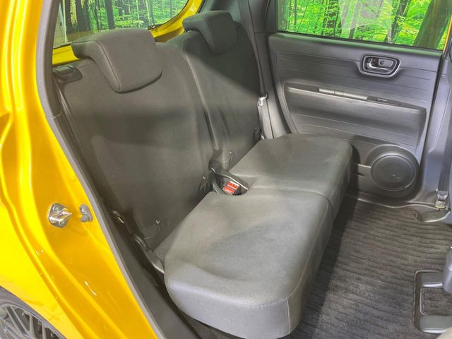 後部座席も気になるようなキズ・汚れやへたり等、大きなダメージはなく、良好な状態です。