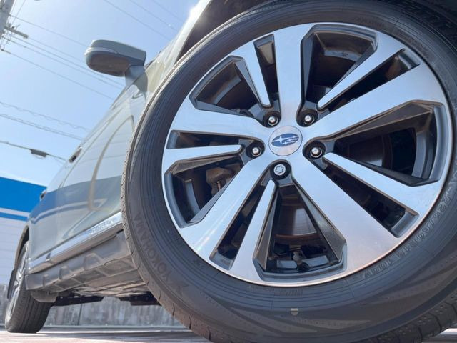 �y����18�C���`�A���~�z�C�[���z�O�ςɃ}�b�`���������A���~�z�C�[���𑕒����Ă���܂��B�e��ЊO�A���~�z�C�[����A�X�^�b�h���X�^�C�����戵�����Ă���܂��B���񂲑��k����������