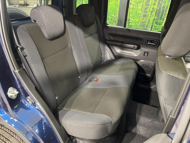 後部座席も気になるようなキズ・汚れやへたり等、大きなダメージはなく、良好な状態です。