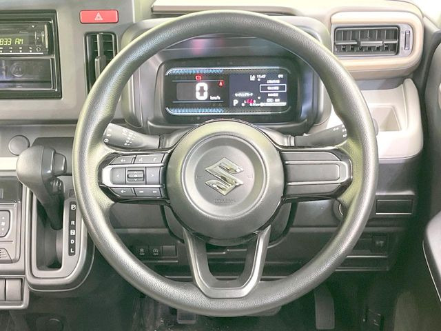 �C���e���A�ɍ��킹���f�U�C���̃X�e�A�����O�́A�^�]�������̂��Ƃ��l���A�^�]���₷���`��A�傫���ł��B�����x�A���ۂɐG���Ă��m���߂��������B