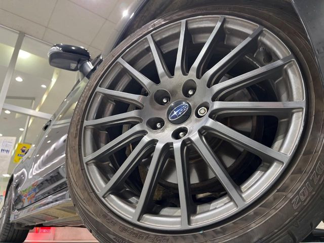 �y����18�C���`�A���~�z�C�[���z�O�ςɃ}�b�`���������A���~�z�C�[���𑕒����Ă���܂��B�e��ЊO�A���~�z�C�[����A�X�^�b�h���X�^�C�����戵�����Ă���܂��B���񂲑��k����������