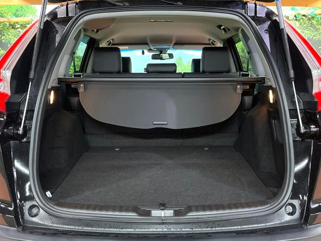 ラゲッジルームは、大容量のスペースを確保。普段のお買い物からレジャーまで、幅広く活躍してくれます!また、リアシートを倒すことでバリエーション豊かにお使いいただけます。