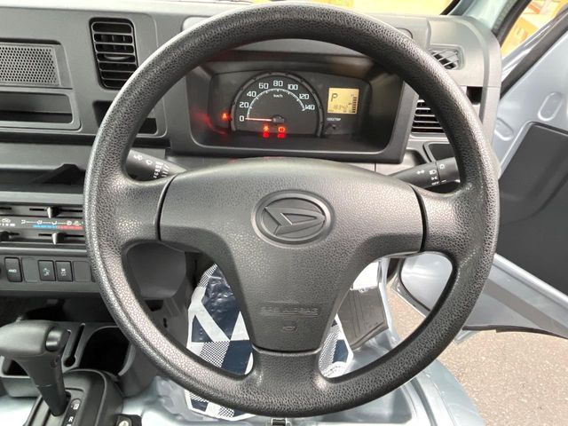 �C���e���A�ɍ��킹���f�U�C���̃X�e�A�����O�́A�^�]�������̂��Ƃ��l���A�^�]���₷���`��A�傫���ł��B�����x�A���ۂɐG���Ă��m���߂��������B