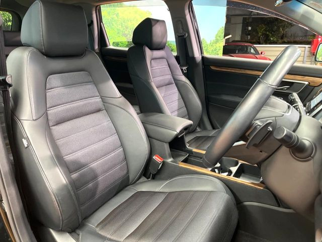 【合皮レザーシート】汚れのふき取りが容易でメンテナンスもが簡単な、機能性に優れる合成皮革を採用した上質なシートです。座り心地もよく、高級感あふれる心地良い車内空間を演出してくれます。