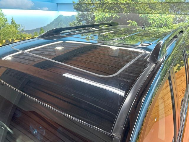 【ルーフレール】外観の魅力を引き立てるとともに、ウィンタースポーツや釣り、ロードバイク等で使う各種ギアを積むキャリア取り付けベースに!アクティブなカーライフを楽しむには必須の装備ですね!