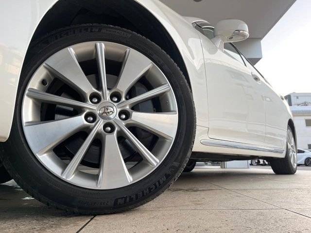 �y����18�C���`�A���~�z�C�[���z�O�ςɃ}�b�`���������A���~�z�C�[���𑕒����Ă���܂��B�e��ЊO�A���~�z�C�[����A�X�^�b�h���X�^�C�����戵�����Ă���܂��B���񂲑��k����������