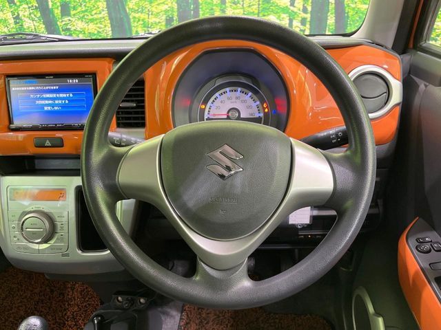 �C���e���A�ɍ��킹���f�U�C���̃X�e�A�����O�́A�^�]�������̂��Ƃ��l���A�^�]���₷���`��A�傫���ł��B�����x�A���ۂɐG���Ă��m���߂��������B