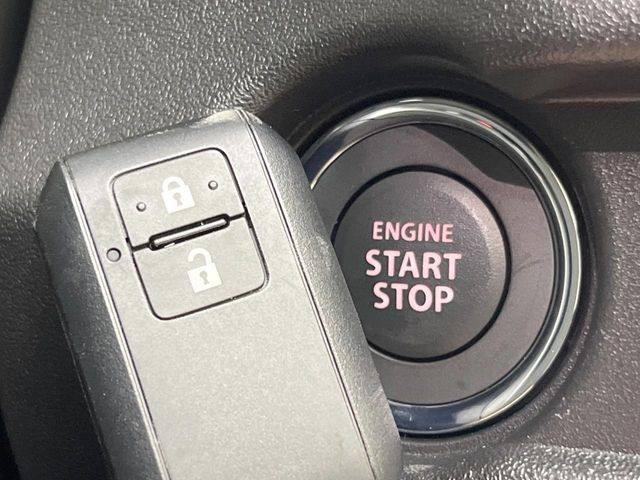 【キーレススタートシステム】カバンやポケットに入れたままでもドアの施錠・解錠が可能なスマートキーを装備。エンジンのオン・オフ時もカギを取り出す必要が無いからとっても便利です♪