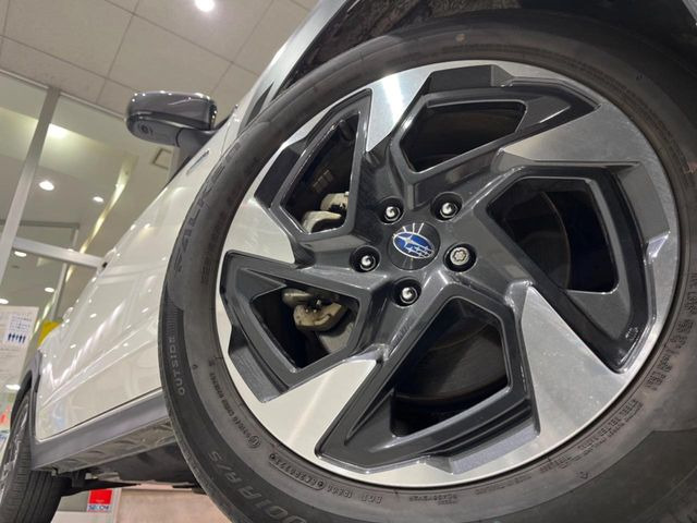 【純正18インチアルミホイール】外観にマッチした純正アルミホイールを装着しております。各種社外アルミホイールや、スタッドレスタイヤも取扱いしております。是非ご相談ください♪