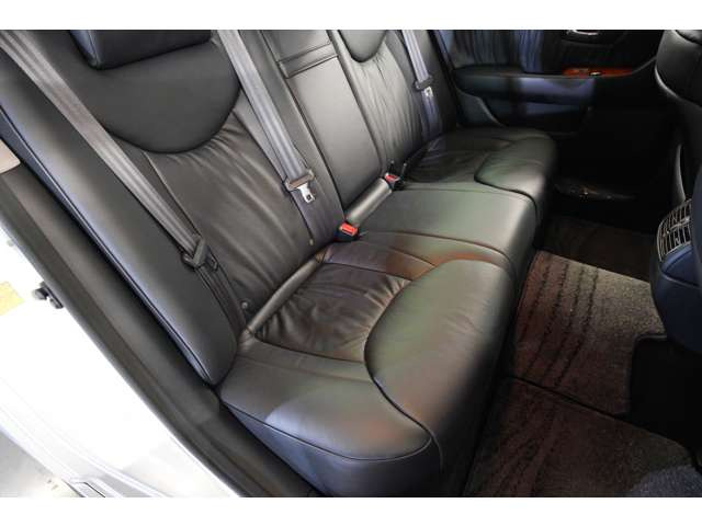 ���Ђł̓C���e���A�̃R�[�e�B���O�̎{�H�������Ă���܂��B�Y��ȃR���f�B�V�������ێ������������q�l�͐��񂨋C�y�ɒS���Z�[���X�����\���t�����������܂��B