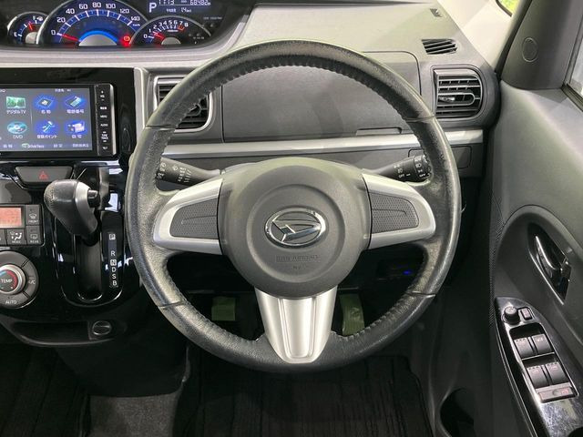 �C���e���A�ɍ��킹���f�U�C���̃X�e�A�����O�́A�^�]�������̂��Ƃ��l���A�^�]���₷���`��A�傫���ł��B�����x�A���ۂɐG���Ă��m���߂��������B