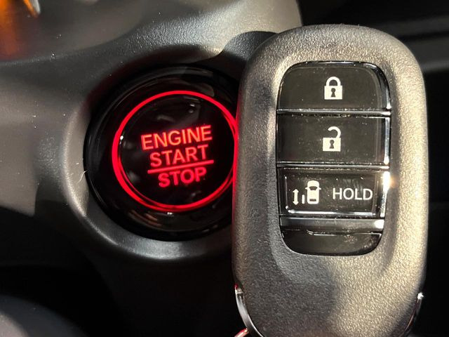 �yHonda�X�}�[�g�L�[�z�J�o����|�P�b�g�ɓ��ꂽ�܂܂ł��h�A�̎{���E�������\�ȃX�}�[�g�L�[�𑕔��B�G���W���̃I���E�I�t�����J�M�����o���K�v����������Ƃ��Ă��֗��ł���