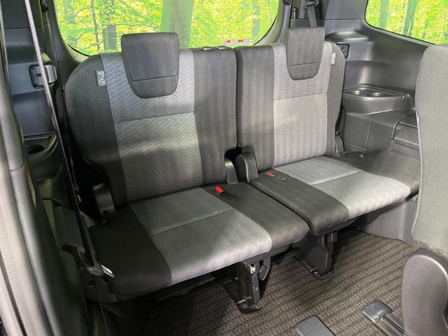 3列目シートはもちろん状態良好☆大人でもゆったりと座って頂けますので、大人数でのお出かけもラクラクです♪ご家族で、気の知れた仲間で、ドライブに行くのが楽しみですね♪