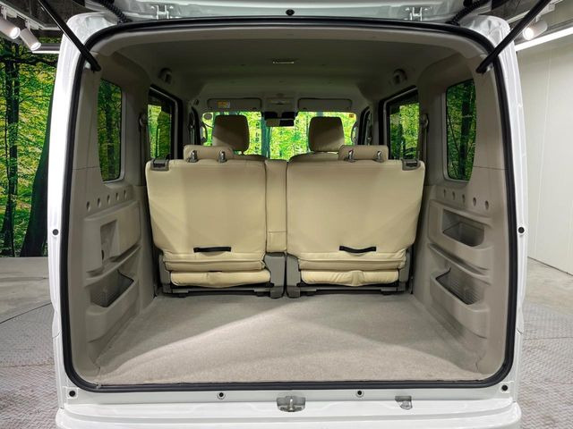 ���i�̂���������ʋ΁A���}���ɏ\���ȉ׎��X�y�[�X���m�ۂ��Ă���܂��B�Z�J���h�V�[�g��|���ƁA�傫�ȉו��̐ύڂ��\�ł���