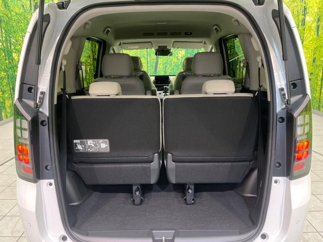 ���i�̂���������ʋ΁A���}���ɏ\���ȉ׎��X�y�[�X���m�ۂ��Ă���܂��B�T�[�h�V�[�g��|���ƁA�傫�ȉו��̐ύڂ��\�ł���