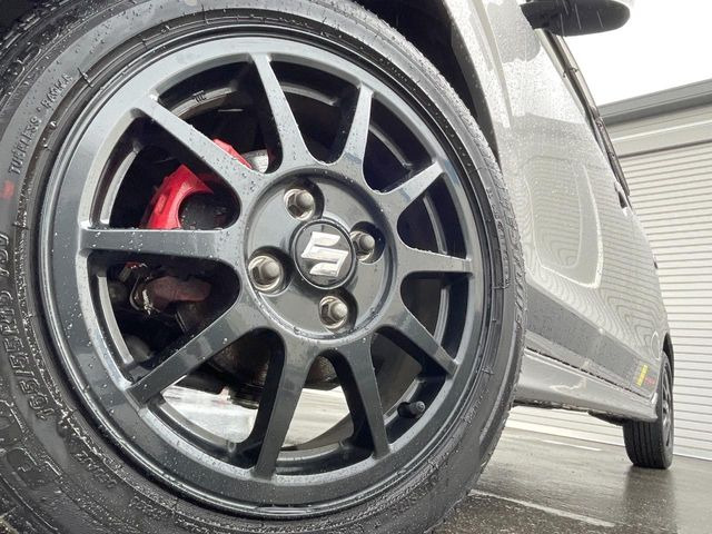 �y����15�C���`�A���~�z�C�[���z�O�ςɃ}�b�`���������A���~�z�C�[���𑕒����Ă���܂��B�e��ЊO�A���~�z�C�[����A�X�^�b�h���X�^�C�����戵�����Ă���܂��B���񂲑��k����������