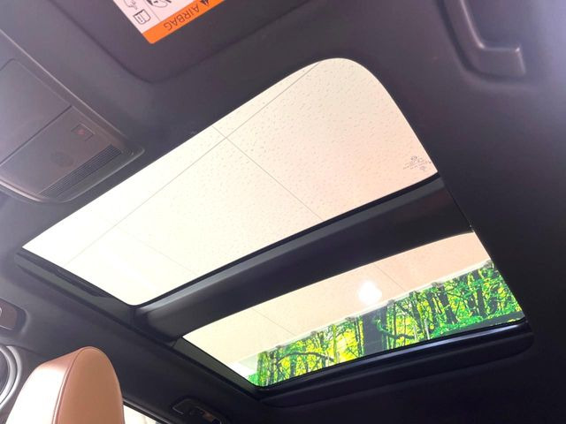 【サンルーフ】開放感たっぷりの希少装備、サンルーフが装着されています!車内に明かりを取り入れたり景色を楽しむ以外にも、車内の空気も簡単に換気できて快適です!