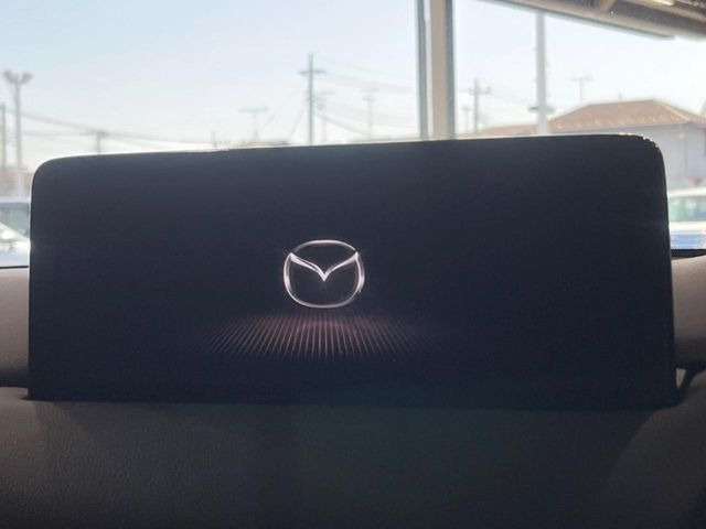 【10.25インチマツダコネクト】車内の雰囲気にマッチした大型ディスプレイ。スマホ接続でのナビ使用やBluetooth再生等、様々な機能が楽しめます。直感的なダイヤル操作が可能で、使い勝手も良好です。