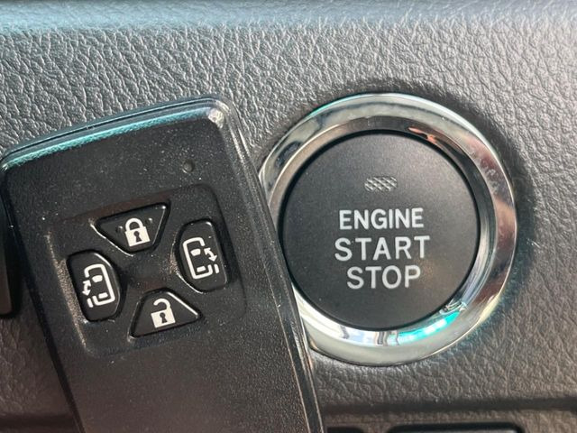 【スマートキー】カバンやポケットに入れたままでもドアの施錠・解錠が可能なスマートキーを装備。エンジンのオン・オフ時もカギを取り出す必要が無いからとっても便利です♪