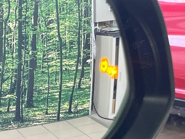 【ブラインドスポットモニター】走行中、ドアミラーの死角になりやすい箇所に後続車が接近するとサイドミラーのレンズに警告を表示!ドライバーに注意喚起をしてくれます。