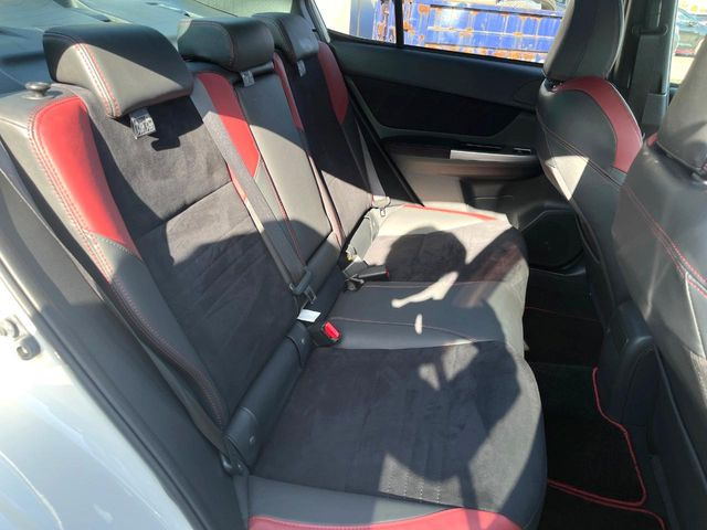 後部座席も気になるようなキズ・汚れやへたり等、大きなダメージはなく、良好な状態です。