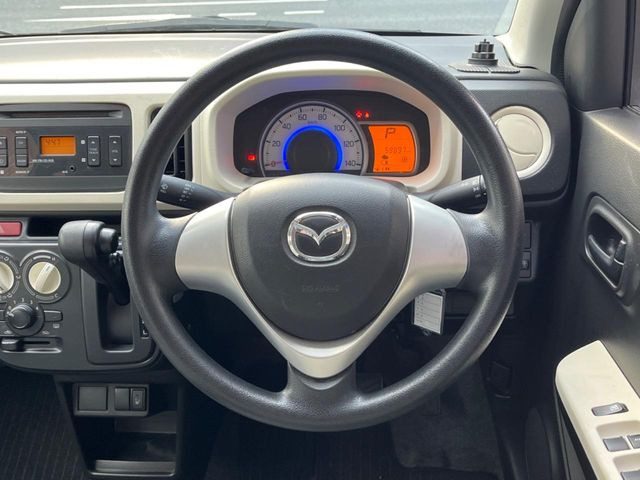 �C���e���A�ɍ��킹���f�U�C���̃X�e�A�����O�́A�^�]�������̂��Ƃ��l���A�^�]���₷���`��A�傫���ł��B�����x�A���ۂɐG���Ă��m���߂��������B