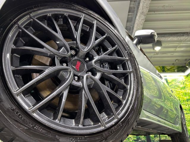 �y�O���[�h��p����18�C���`�A���~�z�C�[���z�f�U�C�����̍��������A���~�z�C�[���𑕒����Ă���܂��B�e��ЊO�A���~�z�C�[����A�X�^�b�h���X�^�C�����戵�����Ă���܂��B���񂲑��k����������