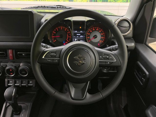 【純正革巻きステアリング】上質な革を使用することで、手にしっかり馴染みとても運転しやすいハンドルです♪