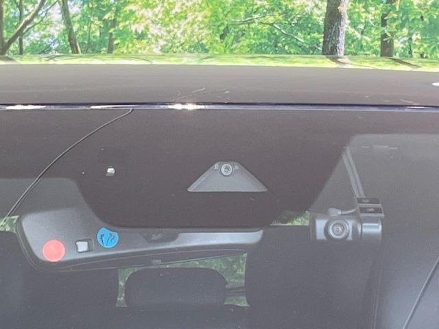 【i-ACTIVESENSE】走行中に前方の車両等を認識し、衝突しそうな時は警報とブレーキで衝突回避と被害軽減をアシスト。より安全にドライブをお楽しみいただけます。