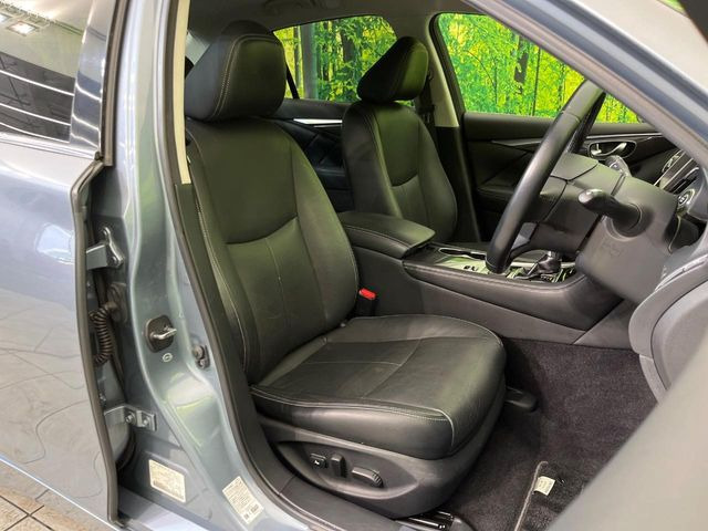 【黒革シート】上質な本革を使用し、高級感あふれる黒革シート。常に体に触れる部分だから、座り心地の良さにはこだわりたいですね♪汚れの付着や劣化を抑制する内装コーティング施工もおススメですよ♪