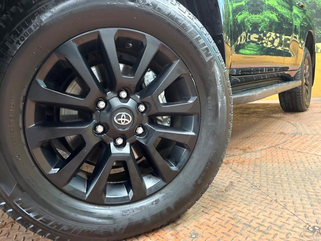 【純正18インチアルミホイール】外観にマッチした純正アルミホイールを装着しております。各種社外アルミホイールや、スタッドレスタイヤも取扱いしております。是非ご相談ください♪