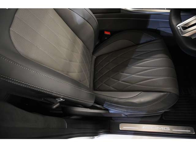 �V�[�g�ɂ̓q�[�^�[�ƃx���`���[�^�[�𑕔����Ă���A�G�߂��킸���K�ȍ���S�n��񋟂������܂��B�����~�ł��g�����A�����Ăł��������߂�����A�㎿�ȃh���C�r���O�E����̌����������鑕���ł������܂��B