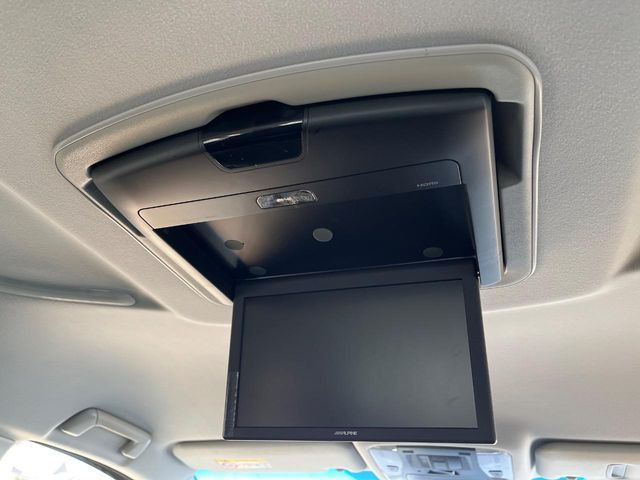 �y�A���p�C���t���b�v�_�E�����j�^�[�z��Ȃɂ�����̕����喞���́A�l�C���[�J�[�I�v�V�����𑕔��B��p�̉����V�X�e���ƁA���ʂ̃��j�^�[�ňړ�����DVD�������y���݂��������܂��B