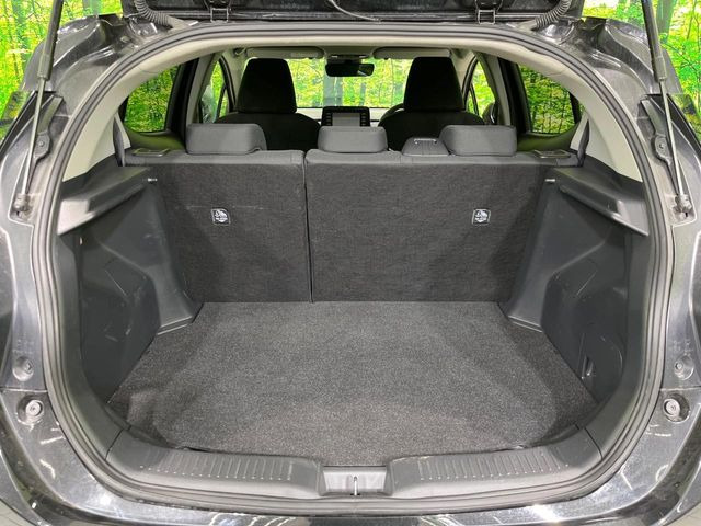 ���i�̂���������ʋ΁A���}���ɏ\���ȉ׎��X�y�[�X���m�ۂ��Ă���܂��B�Z�J���h�V�[�g��|���ƁA�傫�ȉו��̐ύڂ��\�ł���