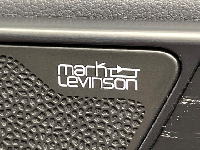 �y�}�[�N���r���\���v���~�A�T�E���h�z���[�J�[�I�v�V�����̍��i�ʃT�E���h�V�X�e���𓋍ځB��p�̃`���[�j���O���{���ꂽ�召�l�X�ȃX�s�[�J�[����ǎ��ȃT�E���h���t�ł��A�Տꊴ���ӂ�鉹����Ԃ����o���܂��B