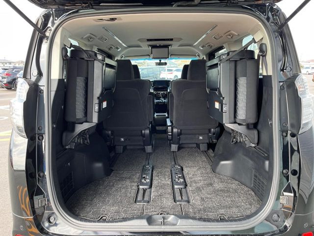 ���i�̂���������ʋ΁A���}���ɏ\���ȉ׎��X�y�[�X���m�ۂ��Ă���܂��B�T�[�h�V�[�g��|���ƁA�傫�ȉו��̐ύڂ��\�ł���