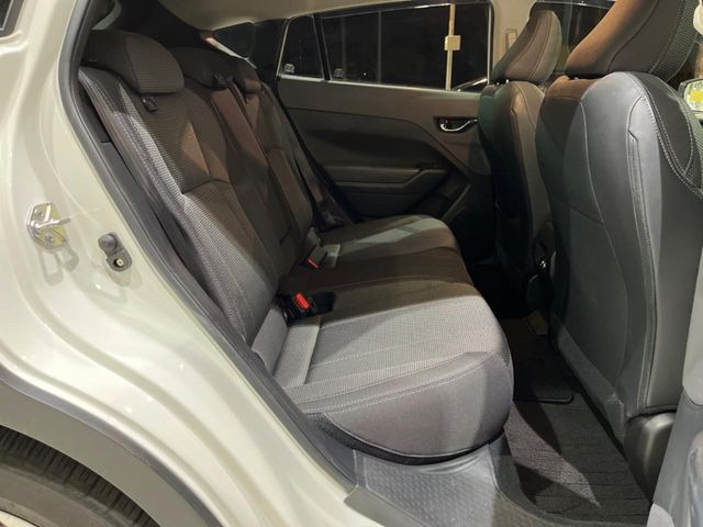 後部座席も気になるようなキズ・汚れやへたり等、大きなダメージはなく、良好な状態です。